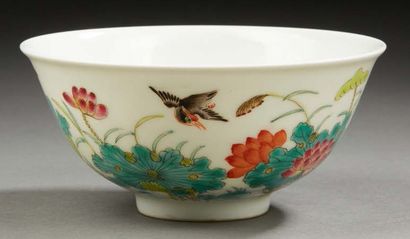 CHINE A circular porcelain bowl decorated on the outside with famille rose enamels...