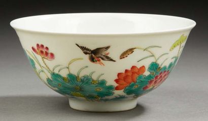 CHINE Bol circulaire en porcelaine décoré sur la paroie extérieure en émaux de la...