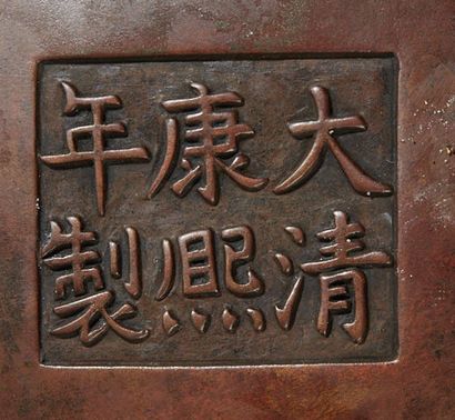 CHINE 
Brûle parfum en bronze.
Marque Kangxi au revers.
XVIIIe/XIXe siècle Dim. :...