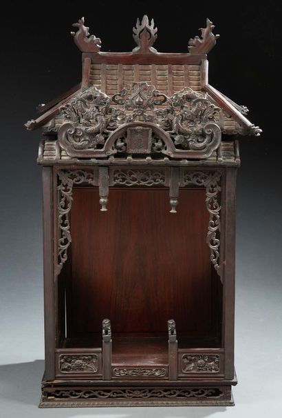 CHINE Carved fruitwood altar forming a pagoda-shaped display case.
Size : 80 x 49...