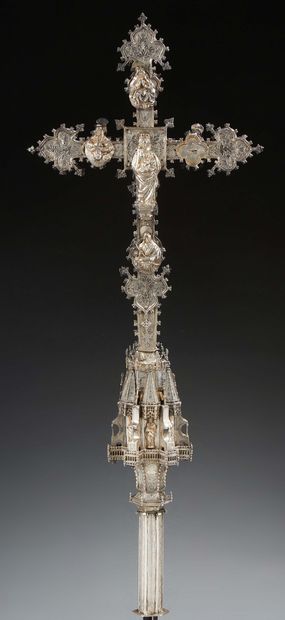 null LARGE PROCESSION CROSS in cast silver, chased and engraved, decorated with appliqué...