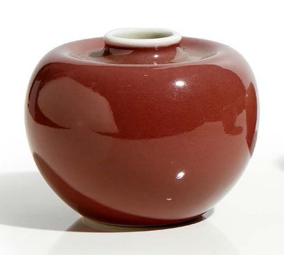 CHINE Porcelain ball vase with oxblood glaze. Mark on the back.
Modern work.
H. :...