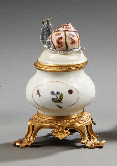 MEISSEN Small covered pot in white porcelain, gilt bronze mounting.
The lid enhanced...