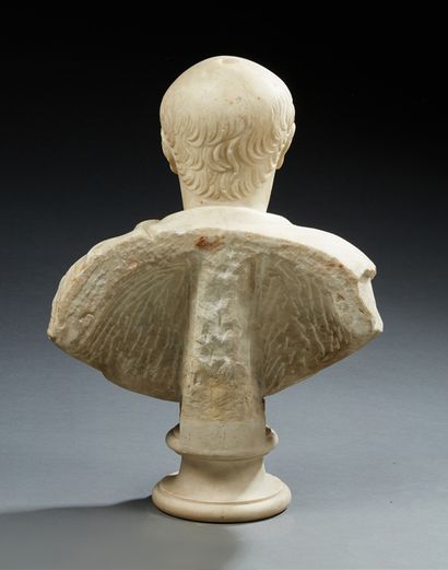 null BUST in white Carrara marble probably representing a Roman consul; the toga...