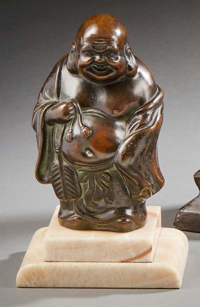 CHINE 
Figurine en bronze à patine brune représentant un Putaï debout.
Fin XIXe siècle/...