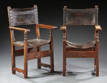 null PAIRE DE FAUTEUILS en noyer tourné ou sculpté à dossiers et assises en cuir...