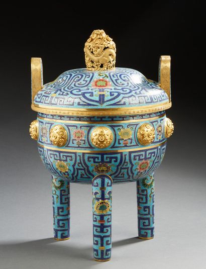 CHINE 
Covered perfume burner with two handles in gilt bronze and cloisonné, resting...