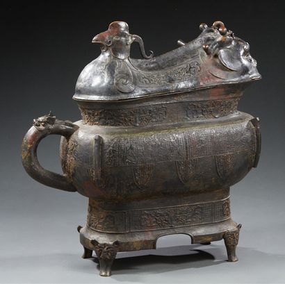 CHINE Important oven or steamer in zoomorphic copper alloy with damascene motifs...