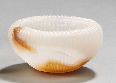 CHINE 
Agate cup carved in imitation of a water lily flower.
End of the 19th century...