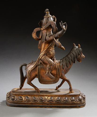 STYLE SINO-TIBÉTAIN 
A bronze group with a brown and gilded patina representing a...