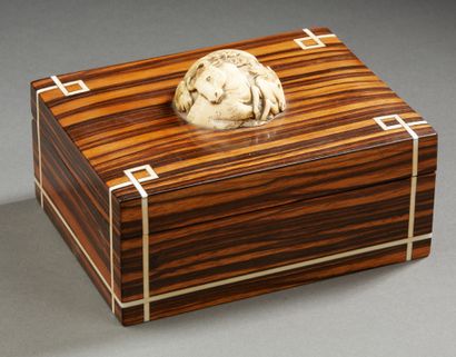 CHINE Precious wood box with brown streaks inlaid with ivory fillet on the four sides....