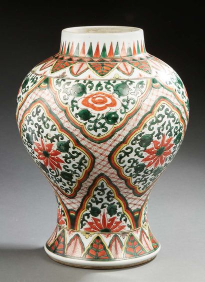 CHINE 
Vase en porcelaine de forme valustre décoré en émaux wucaî de fleurs de lotus...