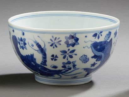 CHINE 
Circular porcelain bowl decorated in blue underglaze with fish and crustaceans...