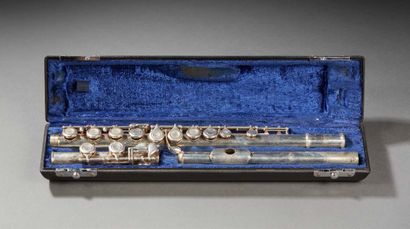 SCREIDER Flute,
Numbered 5686
In case, mouthpiece missing.
