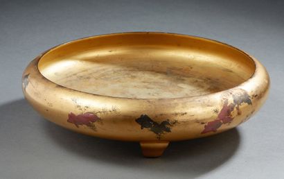 JAPON Coupe en laque à patine doré à motif de poissons rouges.
Epoque Meiji (1868-1912).
Diam....