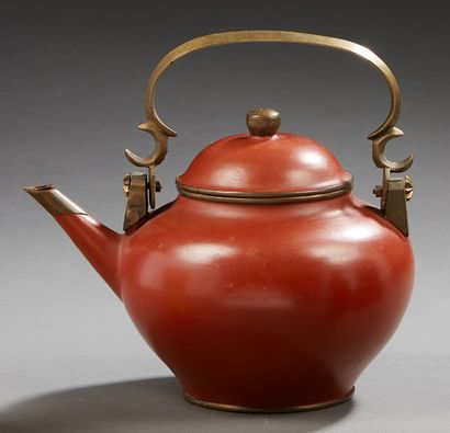 CHINE A Yixing stoneware covered teapot. Qianlong mark with four characters on the...