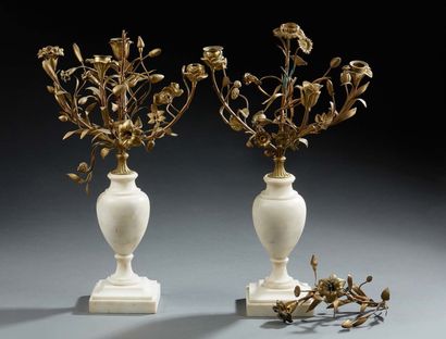 null PAIR OF CANDELABRES with four lights in chased bronze and white marble; the...