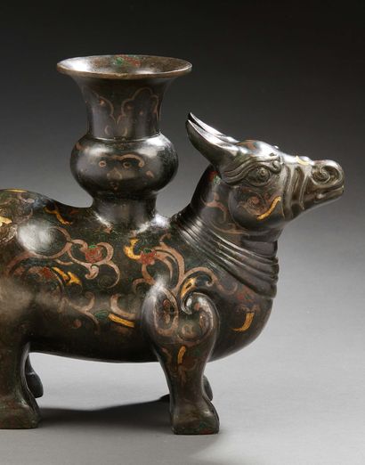 CHINE 
Figurine en bronze dans le style archaïque incrustation de dorure et de cuivre...