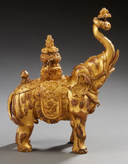 CHINE Figurine en bronze doré représentant un éléphant arnaché surmonté d'un vase...