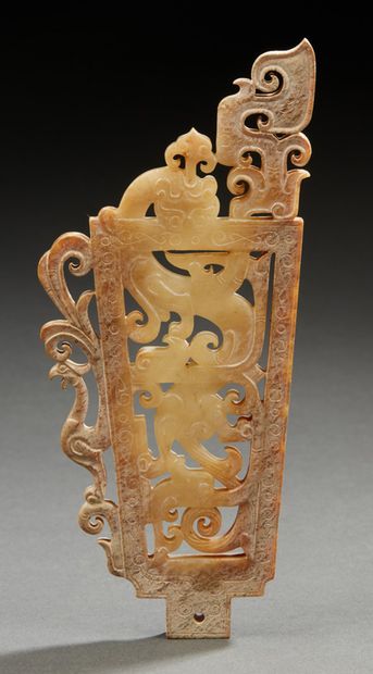 CHINE 
A light grey jade openwork plaque with animals and chimeras in the archaic...