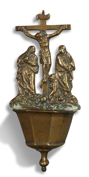 BÉNITIER MURAL en bronze à décor d'une Crucifixion...