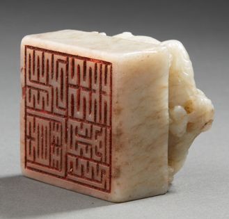 CHINE 
Light grey jade seal carved with a chimera (stylized dragon resting on four...