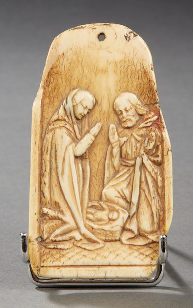 null PETITE PLAQUETTE en ivoire sculpté en bas-relief représentant la Nativité.
Flandres,...