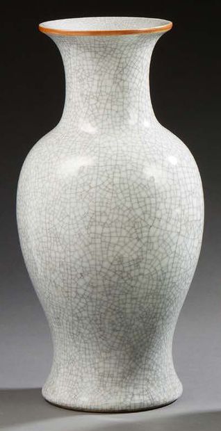 CHINE 
Vase of baluster form in porcelain with cracked glaze type GE on a grey celadon...