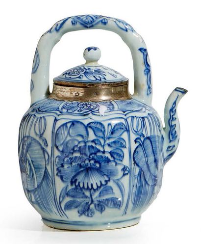 CHINE Théière en porcelaine à motif bleu de feuillages. Monture postérieure en argent...