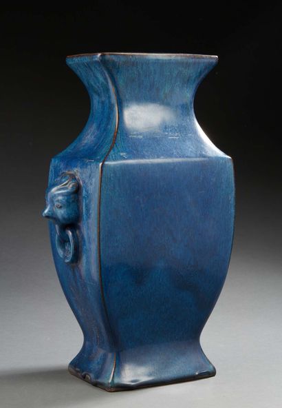 CHINE Vase à pans coupé de forme balustre en grès porcelaineux à deux anses figurant...