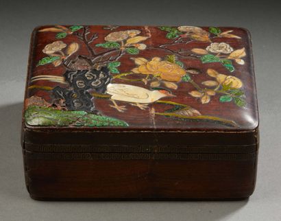 CHINE Very rare rectangular covered box in zitan. The lid decorated with a naturalistic...