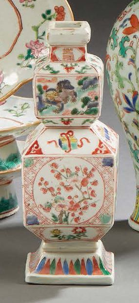 CHINE Vase en porcelaine quadrangulaire décoré en emaux de rouleaux, lapins, oiseaux...
