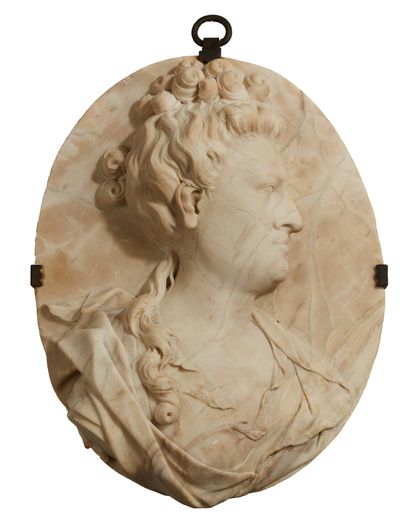 null OVALISED MEDAL in white Carrara marble representing a woman of quality in profile,...