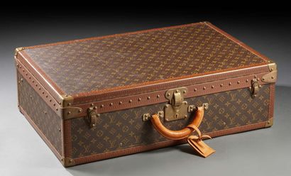 LOUIS VUITTON 
Valise Bisten, toile Monogram et lozine Monogram, clous et ferrures...