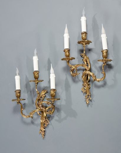 null PAIRE D'APPLIQUES en bronze à trois lumières à motif rocaille.
Style Louis XV.
H....