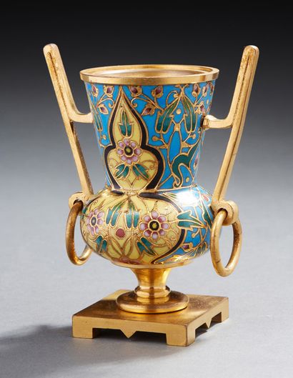 BARBEDIENNE Petit vase cassolette à anses en bronze et émail cloisonné signée sur...
