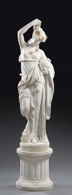 null SCULPTURE en marbre blanc et rehauts de dorure (postérieurs) d'une femme à l'antique...