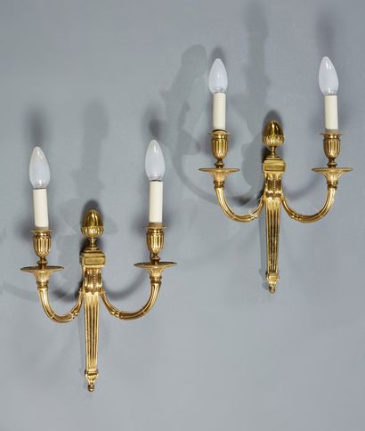 null PAIRE D'APPLIQUES en bronze à deux feux de lumière.
Style Louis XVI.
H. : 28...