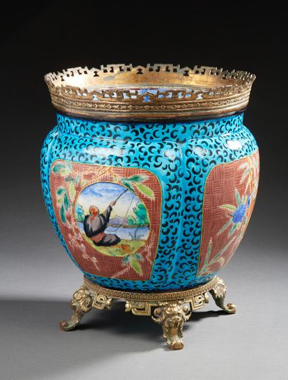 JULES VIEILLARD à Bordeaux Cache pot en porcelaine émaillée à décor chinois dans...
