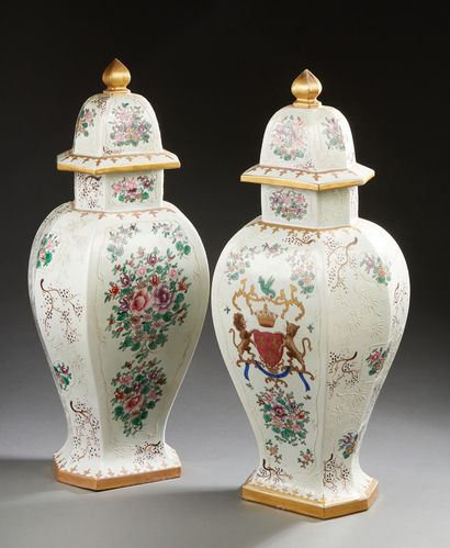 SAMSON Paire de vases en porcelaine à décor émaillé dans le goût de la chine.
Samson...
