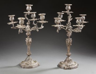 CHRISTOFLE * Paire de candélabres en bronze ciselé et argenté présentant cinq bras...