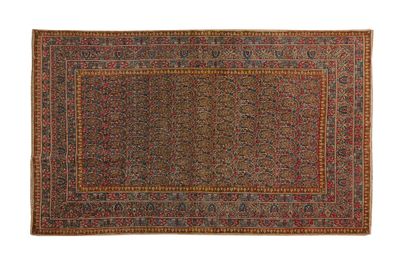 null TAPIS D'ORIENT semi de feuillages et fleurettes sur fond beige.
Dim. : 234 x...