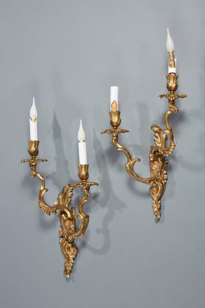 null PAIRE D'APPLIQUES en bronze à deux lumières à motif rocaille.
Style Louis XV
H....