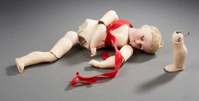 null DEP
Petite poupée à tete en porcelaine et corps articulé en papier maché.
H...