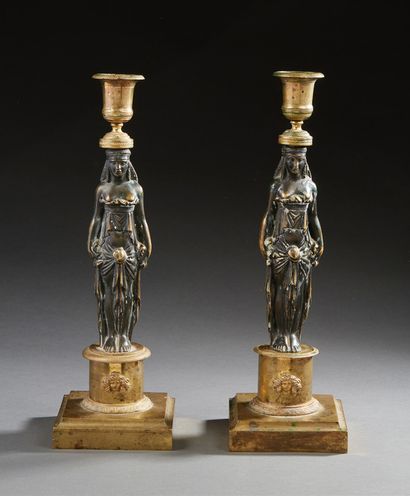null PAIRE DE BOUGEOIRS figurant deux égyptiennes en bronze à patine brune, bobèches...
