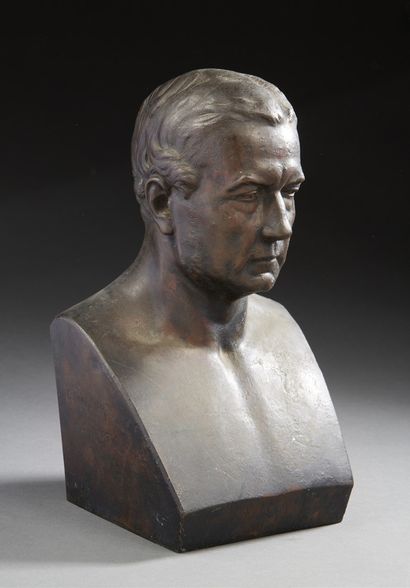 PIERRE EDOUARD CHARRIER (1820-1895) Buste en bronze figurant Jean-François Cail.
Signé...