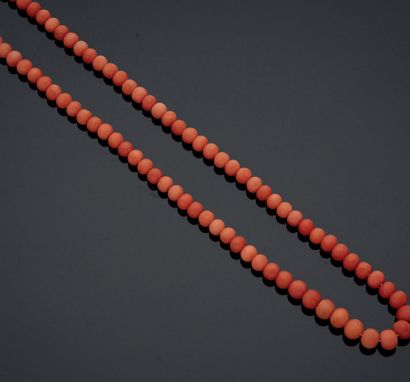 null COLLIER en perles de corail, fermoir en or rose 750 mm.
Long.: 50 cm
Poids brut:...