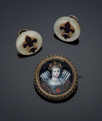 null SET including a pair of mother-of-pearl buttons decorated with enamelled fleurs-de-lis;...