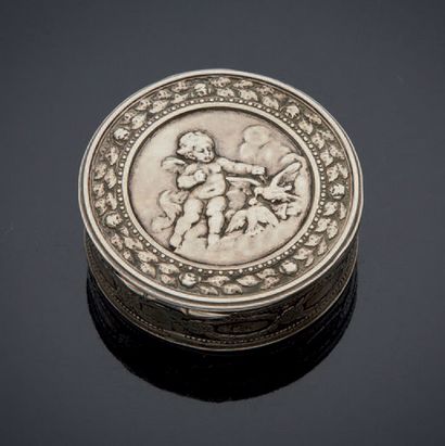 null SMALL PILULIER BOX in silver with putti decoration on the lid.
Weight: 38 g....