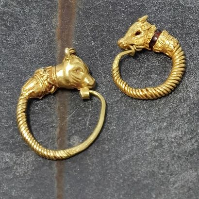 ETRURIE, IIIÈ SIÈCLE AV. JC. TWO 900 mm yellow gold EARRINGS, one composed of a twisted...